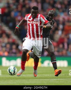 Mamadou Sakho de Liverpool chase Stokes Mame Biram Diouf lors du match de la Barclays Premier League entre Stoke City et Liverpool au Britannia Stadium, en Angleterre, le 24 mai 2015. Photo Philip Oldham. Banque D'Images