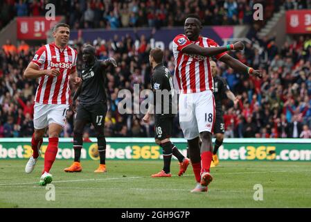 Stokes Mame Biram Diouf célèbre son but d'ouverture avec Jon Walters lors du match de la Barclays Premier League entre Stoke City et Liverpool au Britannia Stadium, en Angleterre, le 24 mai 2015. Photo Philip Oldham. Banque D'Images