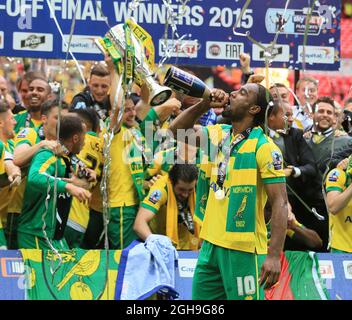 Cameron Jerome de Norwich célèbre avec le trophée lors du match final de la compétition de championnat Sky Bet Playoff entre Middlesbrough et Norwich City au stade Wembley, Londres, Royaume-Uni, le 25 mai 2015. Photo de la ville David Klein. Banque D'Images