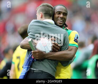 Cameron Jerome de Norwich célèbre au coup de sifflet final lors du match final de la compétition de championnat Sky Bet entre Middlesbrough et Norwich City au stade Wembley, Londres, Royaume-Uni, le 25 mai 2015. Photo de la ville David Klein. Banque D'Images