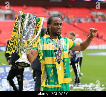 Cameron Jerome de Norwich célèbre avec le trophée lors du match final de la compétition de championnat Sky Bet Playoff entre Middlesbrough et Norwich City au stade Wembley, Londres, Royaume-Uni, le 25 mai 2015. Photo de la ville David Klein. Banque D'Images