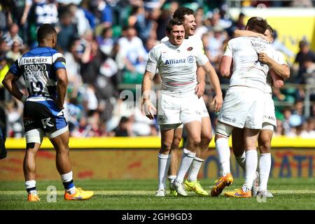 Saracens Célébrez pendant que le bain a l'air abattu - Rugby Union - 2014 2015 Aviva Premiership final - Bath v Saracens - Twickenham Stadium - Londres - 30052015 Banque D'Images