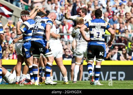 Saracens Célébrez pendant que le bain a l'air abattu - Rugby Union - 2014 2015 Aviva Premiership final - Bath v Saracens - Twickenham Stadium - Londres - 30052015 Banque D'Images