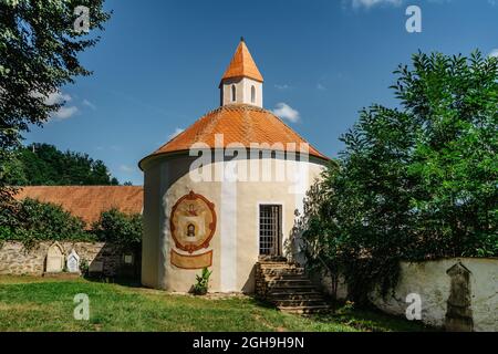 Vranov nad Dyji, République tchèque - 7 août 2021. Chapelle rurale de Saint-André avec peintures religieuses. Petite église et vieux cimetière en campagne Banque D'Images