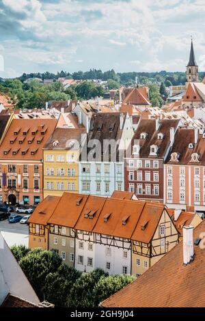 Cheb, République tchèque. Ville de Bohême occidentale sur la rivière Ohre.vue panoramique aérienne de la place du marché avec maisons gothiques colorées du XIIIe siècle. Banque D'Images