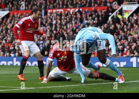 Image #: 40483564 25 octobre 2015 - Manchester, Royaume-Uni - Marcos Rojo de Manchester United s'attaque à Yaya Toure de Manchester City - Manchester United vs Manchester City - Barclay's Premier League - Old Trafford - Manchester - 25102015. Banque D'Images