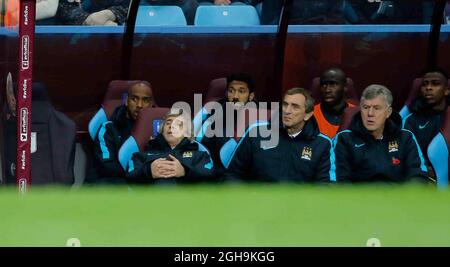 Image #: 40770580 8 novembre 2015 - Birmingham, Royaume-Uni - Directeur Manuel Pellegrini de Manchester City dans le dug-out devant Fabian Delph - football - Barclays Premier League - Aston Villa vs Manchester City - Villa Park Birmingham - 8 novembre 2015 - saison 20152016 - Banque D'Images