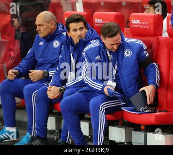 Image #: 40770040 7 nov. 2015 - Stoke, Royaume-Uni - Steve Holland de Chelsea avec son oreille pour communiquer avec Jose Mourinho..Barclays Premier League - Stoke City vs Chelsea - Britannia Stadium - Angleterre - 7 novembre 2015 - Banque D'Images