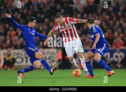 Image #: 40770028 7 novembre 2015 - Stoke, Royaume-Uni - Stoke's Marko Arnautovic défenses avec Oscar de Chelsea ..Barclays Premier League - Stoke City vs Chelsea - Britannia Stadium - Angleterre - 7 novembre 2015 - Banque D'Images