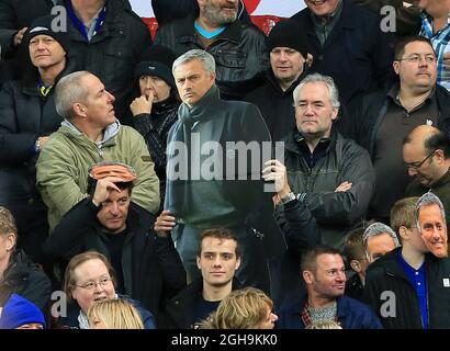 Image #: 40769848 7 nov. 2015 - Stoke, Royaume-Uni - les fans de Chelsea tiennent une coupe de Jose Mourinho..Barclays Premier League - Stoke City vs Chelsea - Britannia Stadium - Angleterre - 7 novembre 2015 - Banque D'Images