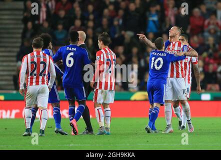 Image #: 40769956 7 novembre 2015 - Stoke, Royaume-Uni - Stoke's Marko Arnautovic tussles avec Willian de Chelsea..Barclays Premier League - Stoke City vs Chelsea - Britannia Stadium - Angleterre - 7 novembre 2015 - Banque D'Images