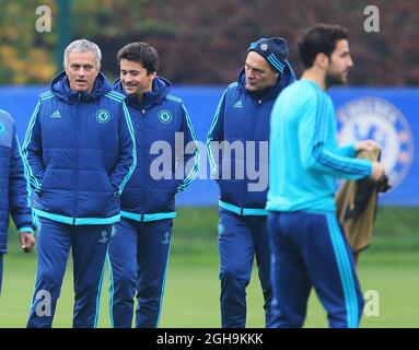 Image #: 40670185 3 novembre 2015 - Londres, Royaume-Uni - Jose Mourinho de Chelsea pendant l'entraînement avec Cesc Fabregas..Ligue des champions de l'UEFA - Chelsea Training & Press Conference - Cobham - Angleterre - 3 novembre 2015. Banque D'Images