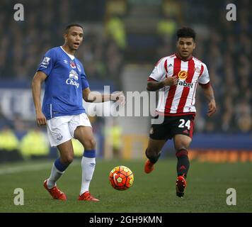 Image #: 40669222 1 nov. 2015 - Liverpool, Royaume-Uni - Brendan Galloway of Everton and DeAndre Yedlin of Sunderland - English Premier League - Everton vs Sunderland - Goodison Park Stadium - Liverpool - Angleterre - 1er novembre 2015. Banque D'Images