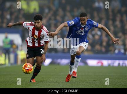 Image #: 40669297 1 nov. 2015 - Liverpool, Royaume-Uni - DeAndre Yedlin de Sunderland tussles avec Brendan Galloway of Everton - English Premier League - Everton vs Sunderland - Goodison Park Stadium - Liverpool - Angleterre - 1er novembre 2015. Banque D'Images