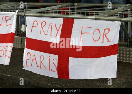 Image #: 40988629 17 novembre 2015 - Londres, Royaume-Uni - un drapeau d'Angleterre avec priez pour Paris..International friendly Match- Angleterre v France - Wembley Stadium - Angleterre - 17 novembre 2015 - Picture David Klein Banque D'Images