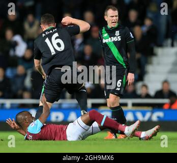 Image #: 41479264 12 décembre 2015 - Londres, Royaume-Uni - West Ham's Enner Valencia est pris par Stoke's Charlie Adam qui proteste contre son innocence..Barclays Premier League - West Ham United v Stoke City - Upton Park - Angleterre -12 décembre 2015 - Banque D'Images