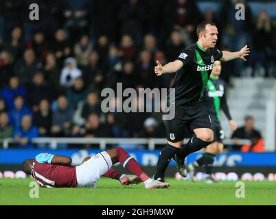 Image #: 41479736 12 décembre 2015 - Londres, Royaume-Uni - West Ham's Enner Valencia défenses avec Stoke's Charlie Adam qui proteste son innocence..Barclays Premier League - West Ham United v Stoke City - Upton Park - Angleterre -12 décembre 2015 - Banque D'Images
