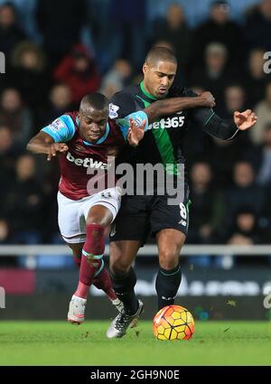 Image #: 41479350 12 décembre 2015 - Londres, Royaume-Uni - West Ham's Enner Valencia défenses avec Stoke's Glen Johnson..Barclays Premier League - West Ham United v Stoke City - Upton Park - Angleterre -12 décembre 2015 - Banque D'Images