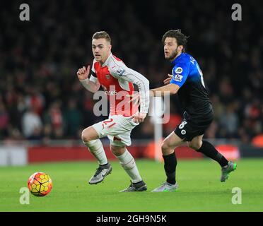 Image #: 41635720 Dec 28, 2015 - Londres, Royaume-Uni - Arsésal's Callum Chambers défenses avec Harry Arter de Bournemouth...Barclays Premier League- Arsenal vs AFC Bournemouth - Emirates Stadium - Angleterre - 28 décembre 2015 Banque D'Images