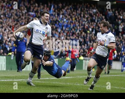 Duncan Taylor, d'Écosse, échappe à l'attaque de Venceslas Lauret, de France, lors du match des six Nations RBS de 2016 au stade Murrayfield, à Édimbourg. Le crédit photo devrait être le suivant : Simon Bellis/Sportimage Banque D'Images