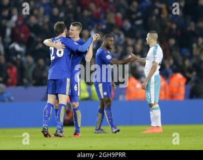 Christian Fuchs et Robert Huth, de Leicester City, célèbrent le match de la Barclays Premier League au King Power Stadium. Le crédit photo doit être lu: Malcolm Couzens/Sportimage via PA Images Banque D'Images