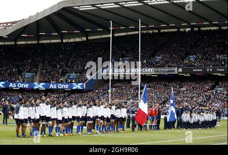 Les équipes de France et d'Écosse se tiennent pour les hymnes nationaux lors du match des six Nations du RBS de 2016 au stade Murrayfield, à Édimbourg. Le crédit photo doit se lire comme suit : Simon Bellis/Sportimage via PA Images Banque D'Images