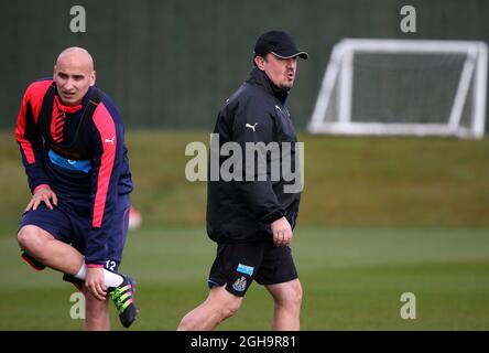 Rafael Benitez, directeur de Newcastle United, à droite, et le capitaine Jonjo Shelvey, sont partis, pendant la séance d'entraînement au complexe d'entraînement de Darsley Park. Le crédit photo devrait se lire comme suit : Scott Hepell/Sportimage via PA Images Banque D'Images