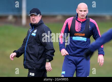 Rafael Benitez, directeur de Newcastle United, à gauche, et le capitaine Jonjo Shelvey, à droite, pendant la séance d'entraînement au complexe d'entraînement de Darsley Park. Le crédit photo devrait se lire comme suit : Scott Hepell/Sportimage via PA Images Banque D'Images