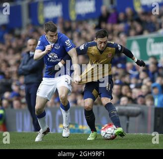 Seamus Coleman d'Everton Mesut Ozil d'Arsenal pendant le match de la première ligue de Barclays au stade Goodison Park. Le crédit photo doit se lire comme suit : Simon Bellis/Sportimage via PA Images Banque D'Images