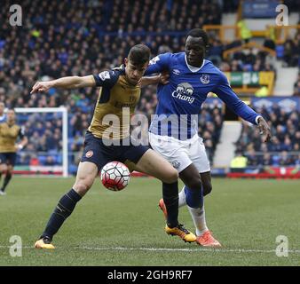 Gabriel Paulista, d'Arsenal, se porte aux défenses avec Romelu Lukaku, d'Everton, lors du match de la première ligue de Barclays au stade Goodison Park. Le crédit photo doit se lire comme suit : Simon Bellis/Sportimage via PA Images Banque D'Images