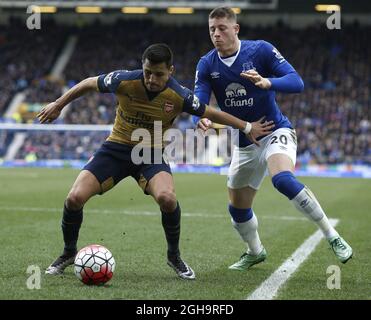 Alexis Sanchez, d'Arsenal, se livre aux défenses de Ross Barkley, d'Everton, lors du match de la Barclays Premier League au stade Goodison Park. Le crédit photo doit se lire comme suit : Simon Bellis/Sportimage via PA Images Banque D'Images