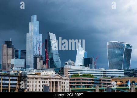 Quartier des affaires de la ville de Londres, des gratte-ciels brillants se sont enorlés contre un ciel étoilé au milieu de l'été britannique. Banque D'Images