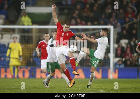 Sam Vokes, du pays de Galles, affronte Oliver Norwood, d'Irlande du Nord, lors du match international au Cardiff City Stadium. Le crédit photo doit se lire comme suit : Philip Oldham/Sportimage via PA Images Banque D'Images