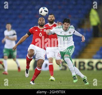 Ashley Williams, du pays de Galles, combat Kyle Lafferty, d'Irlande du Nord, lors du match international amical au stade de Cardiff City. Le crédit photo doit se lire comme suit : Philip Oldham/Sportimage via PA Images Banque D'Images