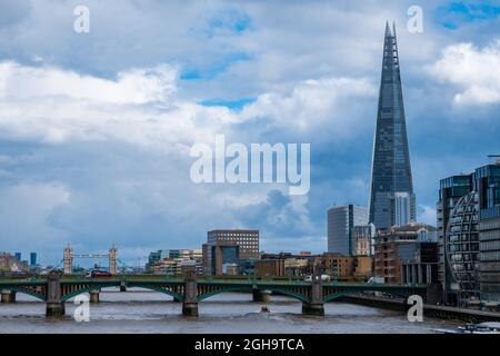 Le gratte-ciel de Shard domine la ligne d'horizon derrière le pont Southwark. Le London Bridge est également visible au loin. Banque D'Images