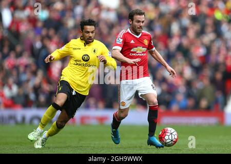 Juan Mata de Manchester United échappe Kieran Richardson de Aston Villa lors du match de la Barclays Premier League à Old Trafford. Le crédit photo doit se lire comme suit : Philip Oldham/Sportimage via PA Images Banque D'Images