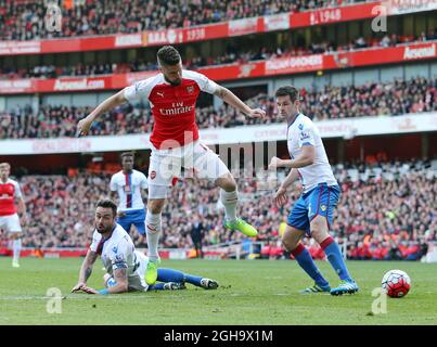 Olivier Giroud d'Arsenal s'en charge avec Damien Delaney et Scott Dann du Crystal Palace lors du match de la Premier League au stade Emirates. Le crédit photo doit être lu : David Klein/Sportimage via PA Images Banque D'Images