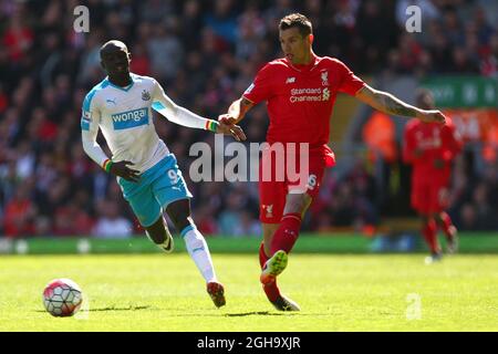 Papiss Cisse de Newcastle United chases Dejan Lovren de Liverpool pendant le match de la Barclays Premier League à Anfield. Le crédit photo doit se lire comme suit : Philip Oldham/Sportimage via PA Images Banque D'Images