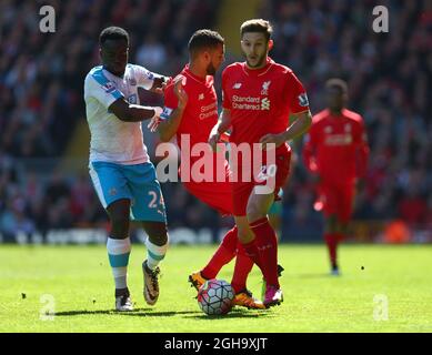 Cheik Tiote de Newcastle United chase Adam Lallana de Liverpool pendant le match de la Barclays Premier League à Anfield. Le crédit photo doit se lire comme suit : Philip Oldham/Sportimage via PA Images Banque D'Images