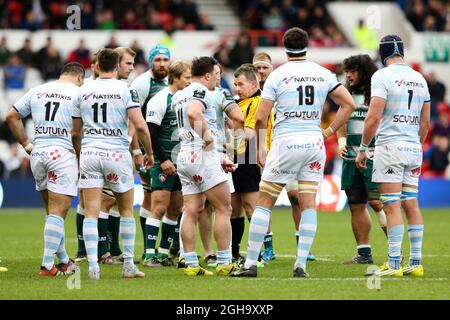 L'arbitre Nigel Owens explique une décision lors de la demi-finale 2016 du match de la coupe des champions de rugby européenne au City Ground, à Nottingham. Le crédit photo doit se lire comme suit : Charlie Forgham-Bailey/Sportimage via PA Images Banque D'Images