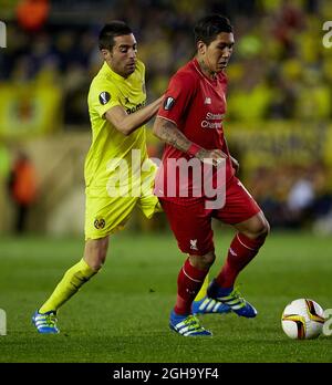 Roberto Firming du FC Liverpool rivalise pour le ballon avec Bruno Soriano milieu de terrain espagnol de Villarreal CF lors du match semi final de l'UEFA Europa League au stade El Madrigal. Le crédit photo doit se lire comme suit : David Aliaga/Sportimage via PA Images - Newcastle Utd vs Tottenham - St James' Park Stadium - Newcastle upon Tyne - Angleterre - 19 avril 2015 - photo Phil Oldham/Sportimagevia PA Images Banque D'Images