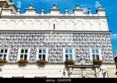 Façade d'un ancien bâtiment classique décoré de formes rectangulaires dans la vieille ville de Cracovie, en Pologne Banque D'Images