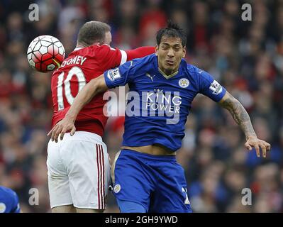 Wayne Rooney de Manchester United défie Leonardo Ulloa de Leicester City lors du match de la Barclays Premier League au stade Old Trafford. Le crédit photo doit se lire comme suit : Simon Bellis/Sportimage via PA Images Banque D'Images