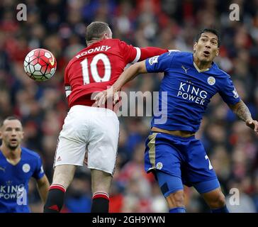 Wayne Rooney de Manchester United défie Leonardo Ulloa de Leicester City lors du match de la Barclays Premier League au stade Old Trafford. Le crédit photo doit se lire comme suit : Simon Bellis/Sportimage via PA Images Banque D'Images