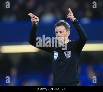 L'arbitre Mark Clattenburg en action pendant le match de la Barclays Premier League au stade Stamford Bridge. Le crédit photo doit être lu : David Klein/Sportimage via PA Images Banque D'Images