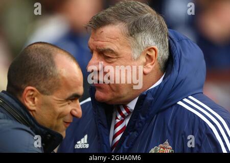 Le Manager de Sunderland, Sam Allardyce, salue le Manager d'Everton, Roberto Martinez lors du match de la première ligue de Barclays au Stade de lumière. Le crédit photo doit se lire comme suit : Philip Oldham/Sportimage via PA Images Banque D'Images