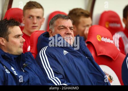 Le directeur de Sunderland, Sam Allardyce, regarde pendant le match de la Barclays Premier League au stade de la lumière. Le crédit photo doit se lire comme suit : Philip Oldham/Sportimage via PA Images Banque D'Images