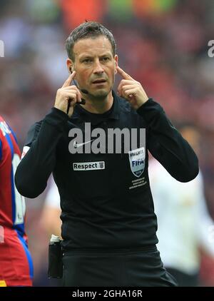 L'arbitre Mark Clattenburg en action lors du match de finale de la coupe Emirates FA au stade Wembley. Le crédit photo doit être lu : David Klein/Sportimage via PA Images Banque D'Images