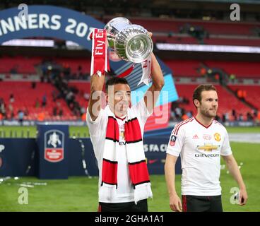 Jesse Lingard de Manchester United célèbre avec le trophée lors du match de finale de la coupe Emirates FA au stade Wembley. Le crédit photo doit être lu : David Klein/Sportimage via PA Images Banque D'Images