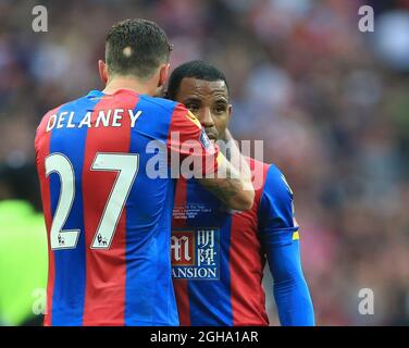 Damien Delaney, du Crystal Palace, console Jason Puncheon lors du match de finale de la coupe Emirates FA au stade Wembley. Le crédit photo doit être lu : David Klein/Sportimage via PA Images Banque D'Images